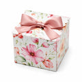 Boîte cadeau 20 cm en carton blanc rose à motif floral avec ruban décoratif
