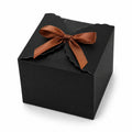 Boîte cadeau carrée 15 cm en carton noir avec ruban satin marron à nœud