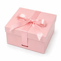 Boîte cadeau carrée 25 x 25 x 12 cm en carton rose avec ruban satin à couvercle